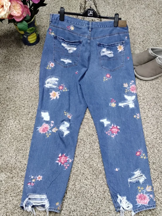 3920 Size 18 American Eagle Outfitters Distressed Jeans with Floral Embroidery - Picture 5 of 7